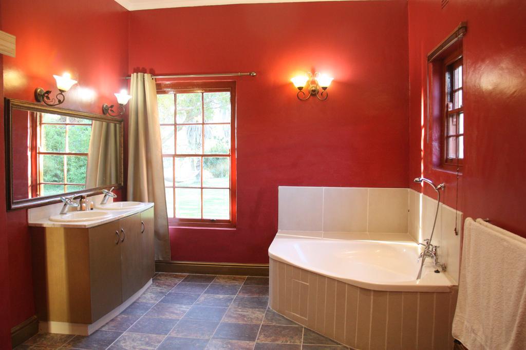 Calais Wine Estate Guest House พาร์ล ภายนอก รูปภาพ